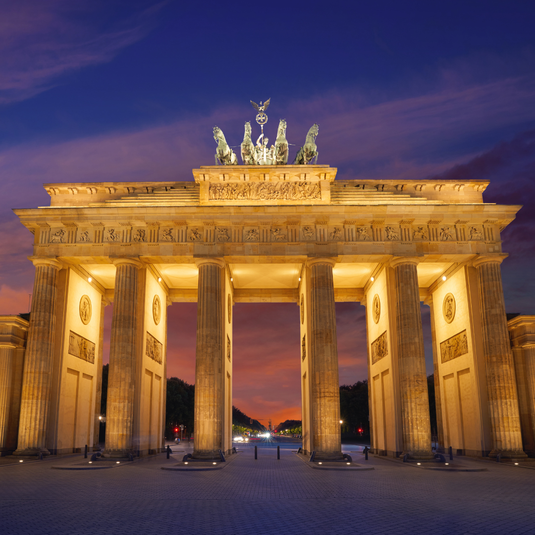Image shows the Brandenburg Gate in Berlin, lit at night 